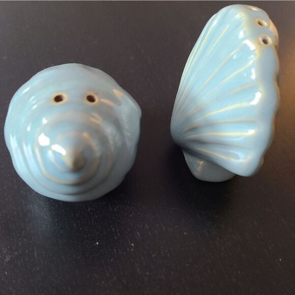 Vintage Shells Salt and Pepper Shakers - Picture 8 of 9